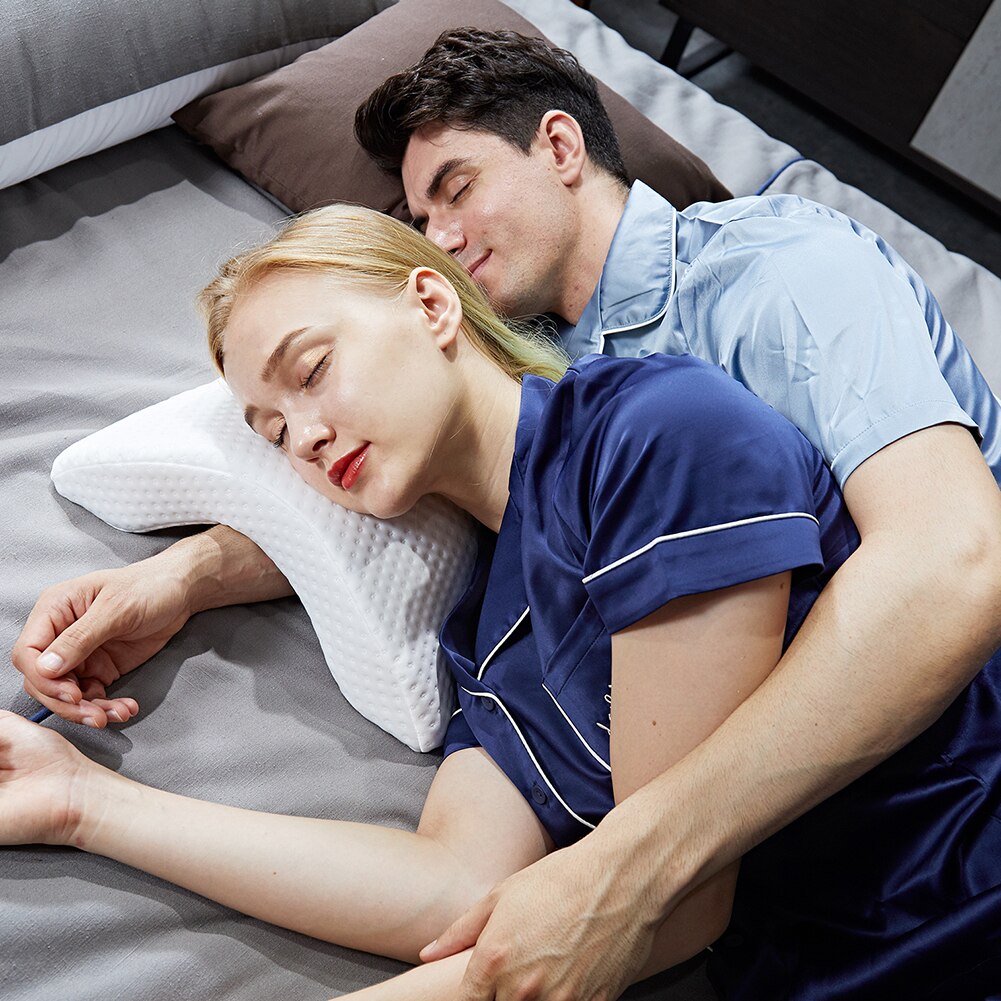 Ergonomisk minneskumpute, perfekt for par, gir langvarig komfort og avlastning for nakke og rygg.