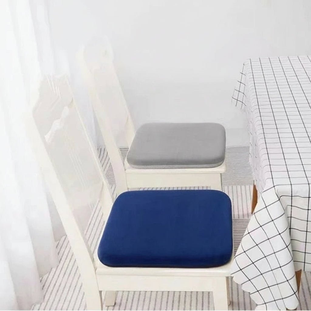 Halebenspute i minneskum. Ergonomisk design for korsryggstøtte og smertelindring ved langvarig sitting.