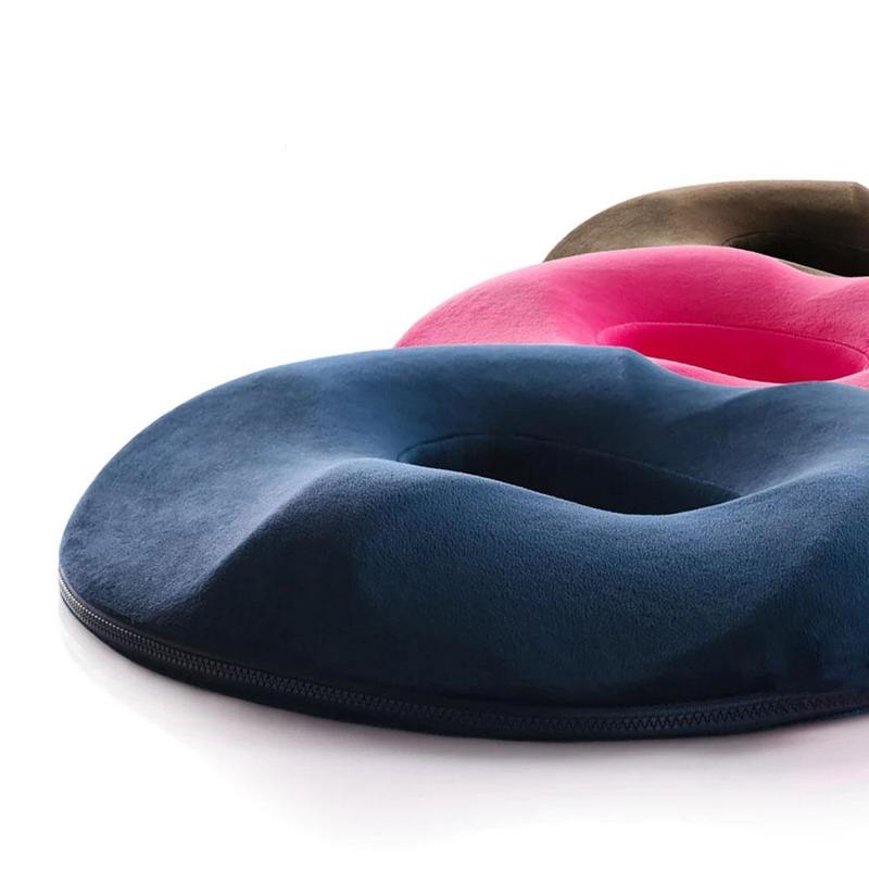 "Ergonomisk trykkavlastende pute i svart minneskum, perfekt for komfortabel sitting og lindring av smerte."