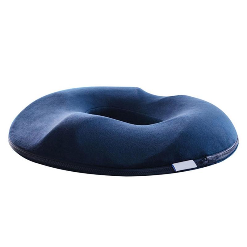 "Ergonomisk trykkavlastende pute i svart minneskum, perfekt for komfortabel sitting og lindring av smerte."