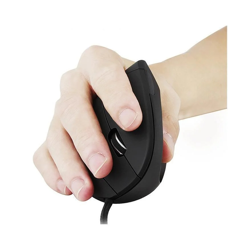 Ergonomisk vertikal mus i sort med naturlig grep for høyre hånd, reduserer belastning på håndledd.
