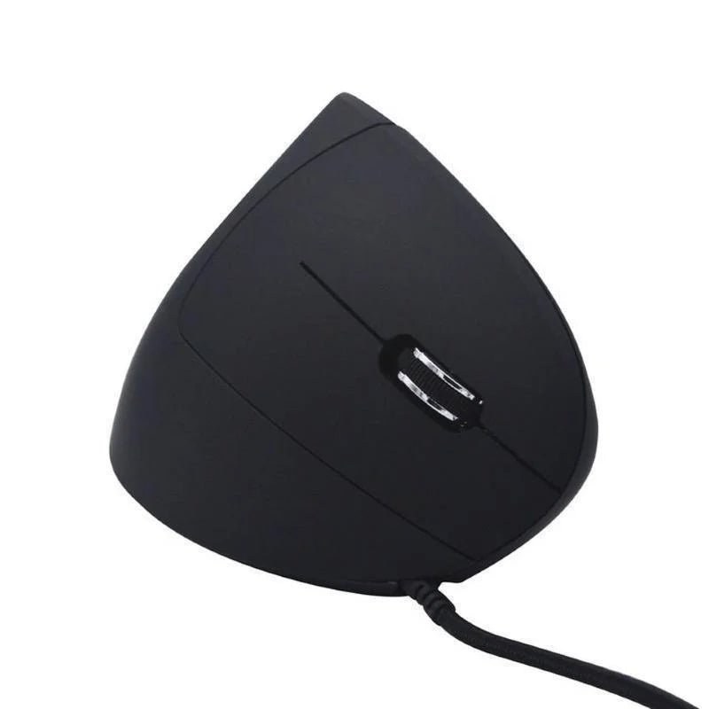 Nærbilde av ergonomisk USB-mus, viser justerbar DPI-knapp og konturert form for PC-bruk.