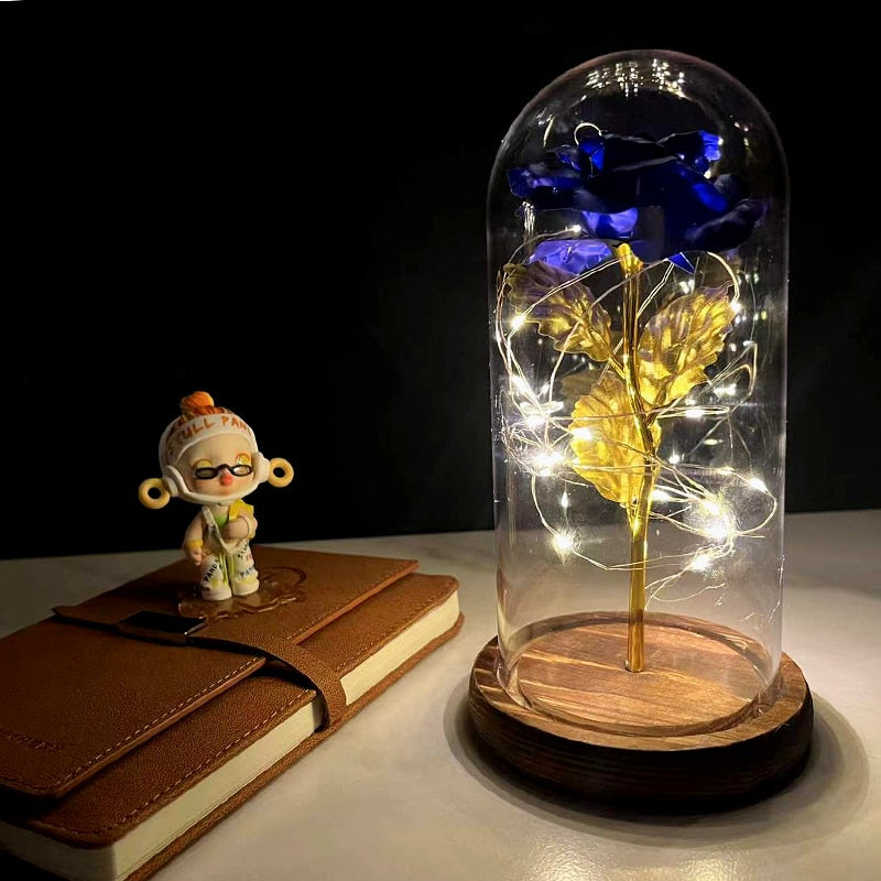 Evighetsrose i dome med fargerike galakse-effekter og LED-lys, dekorativ gjenstand.