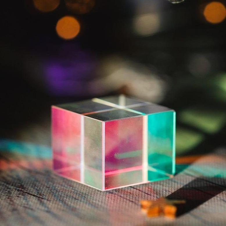 Minimalistisk design av en fargeoptisk prisme kube, gadget som fascinerer med lys.