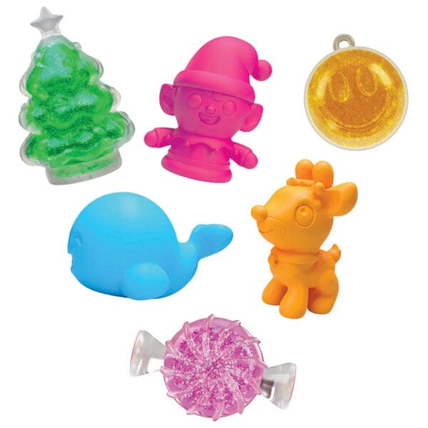 Glad barn som åpner adventskalenderluke med en fidgetleke. Adventskalender fylt med overraskelser.