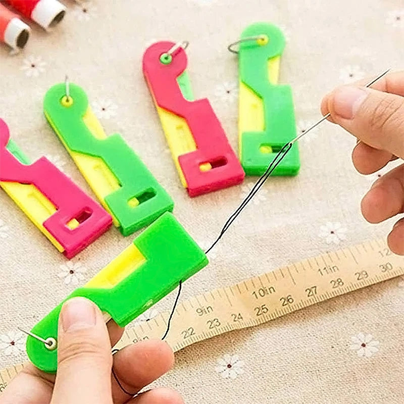Fargerik automatisk nåletråder i plast for enkel sying. Kompakt og brukervennlig. Perfekt for håndarbeidsentusiaster.