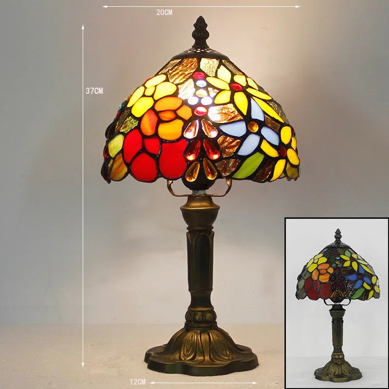 Fleksibel leselampe med fargerikt design og justerbart LED-lys, perfekt for skrivebord og interiør.