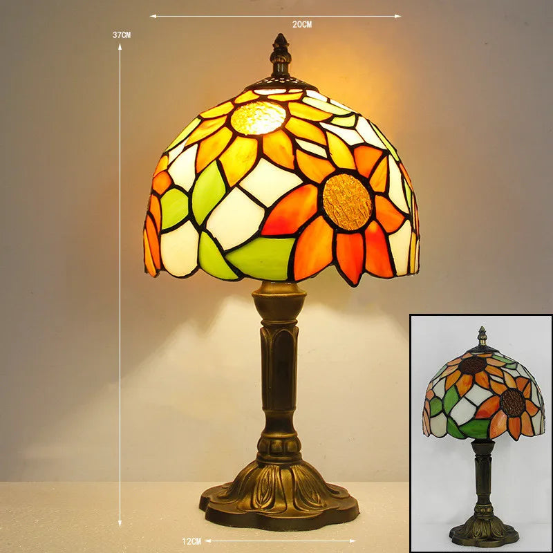 Energibesparende LED-bordlampe med fargerik base og fleksibel arm, ideell for variert lyssetting.