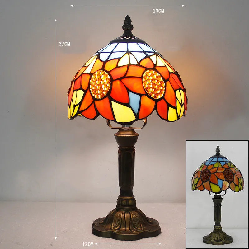 Bordlampe i flerfarget design med fleksibel hals, en praktisk LED-lampe for lesing og dekor.