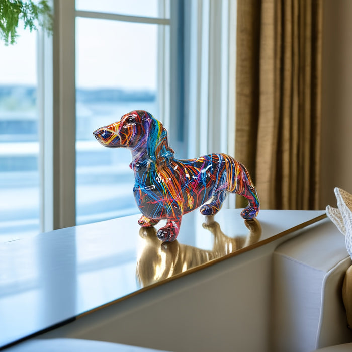 Unik fargerik dachshund figur med lilla innslag. Lekende prydfigur, ideell interiørdekorasjon for kontor.