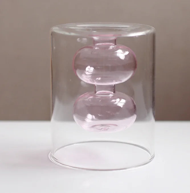 Fargerik glassvase, skandinavisk minimalisme møter lekne farger i interiøret
