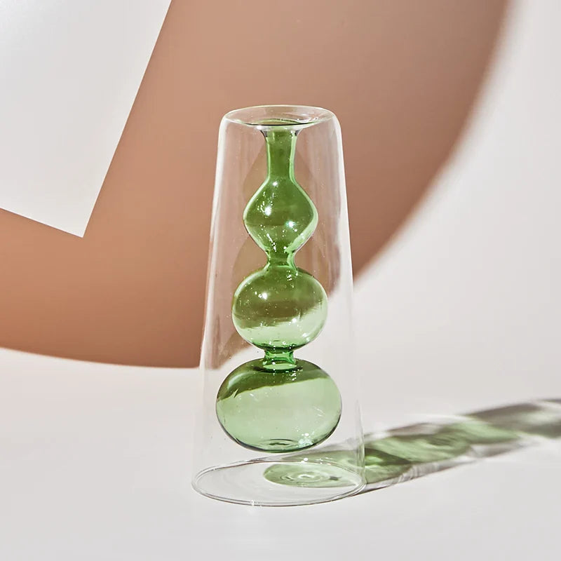 En iøynefallende glassvase, fargerik og skandinavisk, beriker ethvert rom