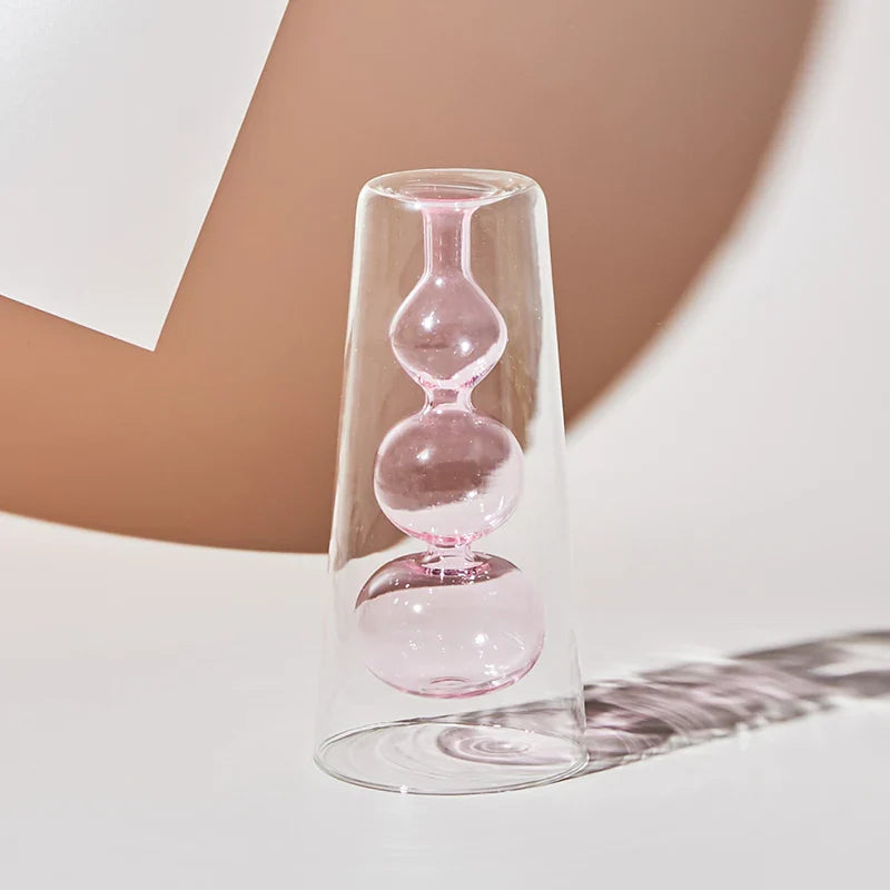 Blomstervase i fargerikt glass, skandinavisk og moderne for et stilfullt hjem