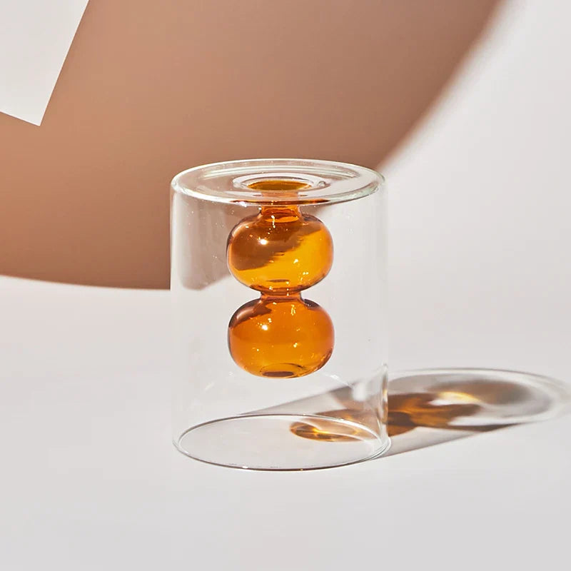 Unik fargerik glassvase, skandinavisk designobjekt som fremhever blomster