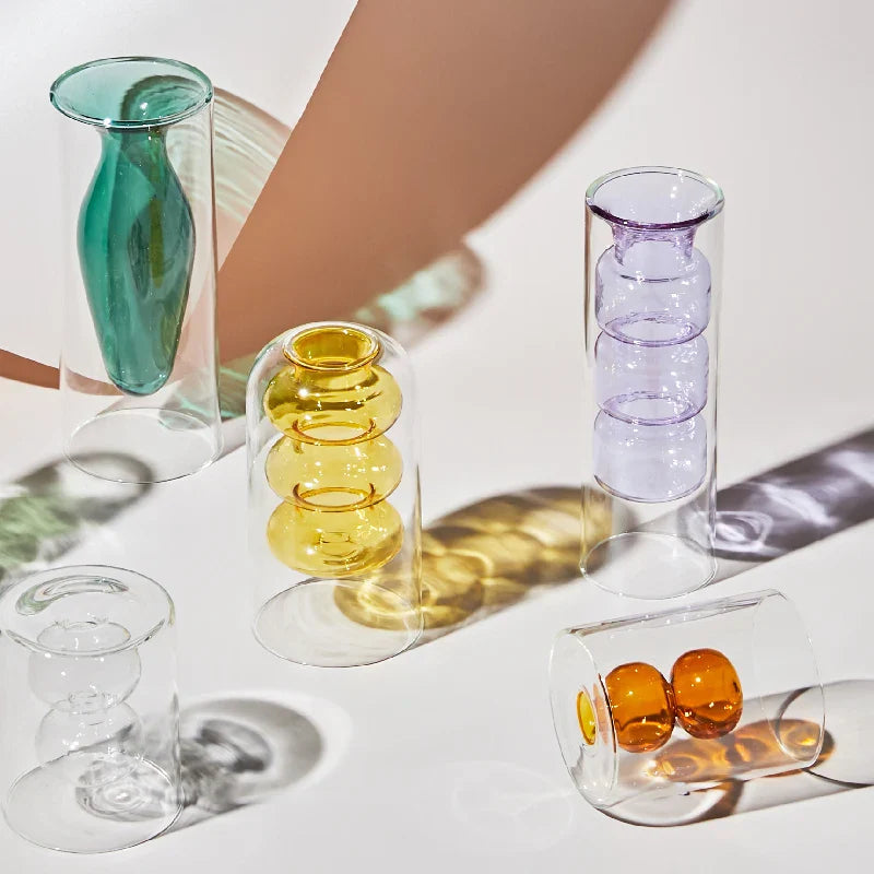 Blomstervase i fargerikt glass, moderne skandinavisk stil for hjemmedekorasjon