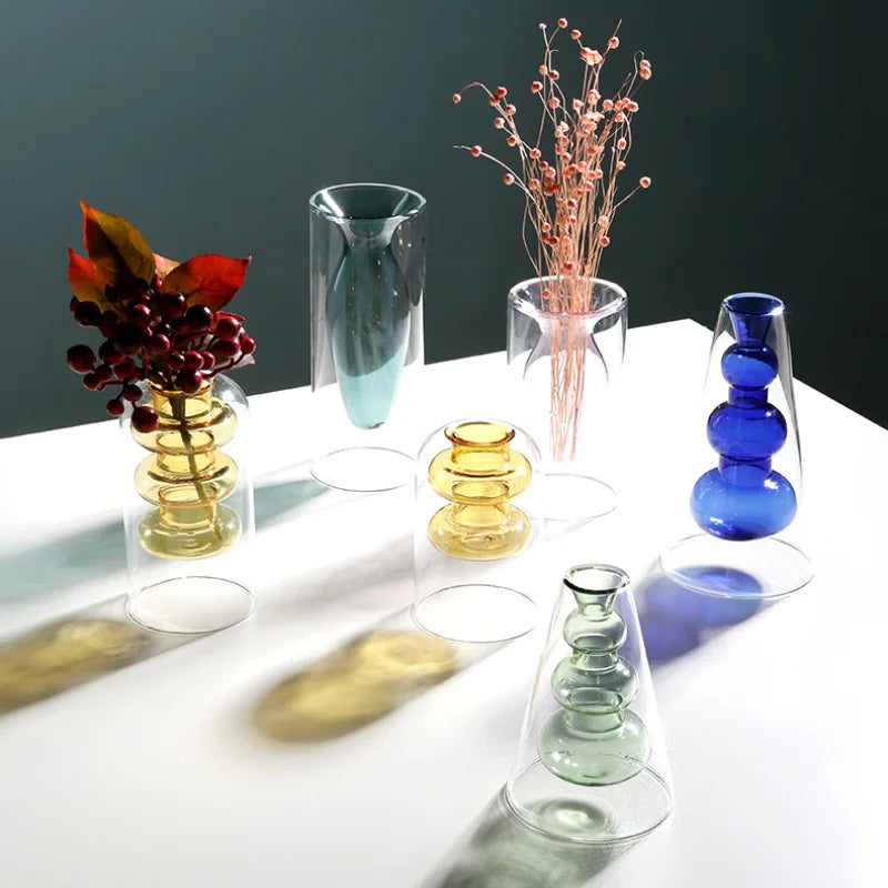 Nordisk inspirert fargerik glassvase, perfekt til friske blomster i moderne hjem