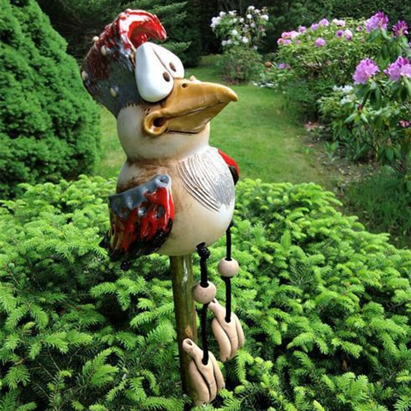 Fargerik hage harpiks kyllingornament, intrikat design, håndlaget, blå, grønn, rød, dekor for utendørs bruk.