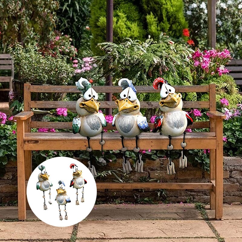 Fargerik hage harpiks kyllingornament, intrikat design, håndlaget, blå, grønn, rød, dekor for utendørs bruk.