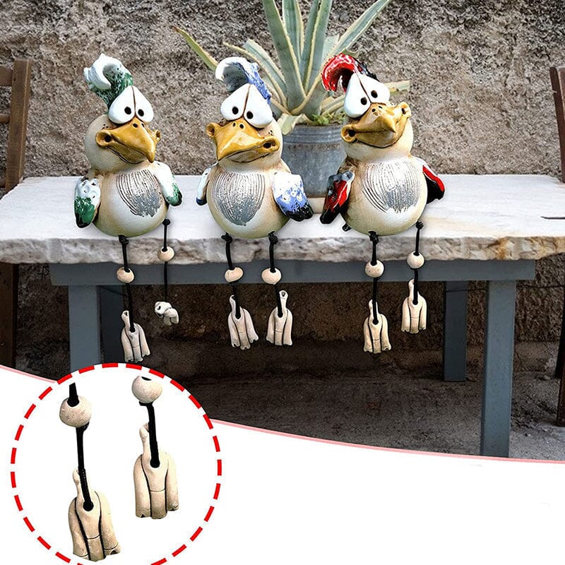 Fargerik hage harpiks kyllingornament, intrikat design, håndlaget, blå, grønn, rød, dekor for utendørs bruk.
