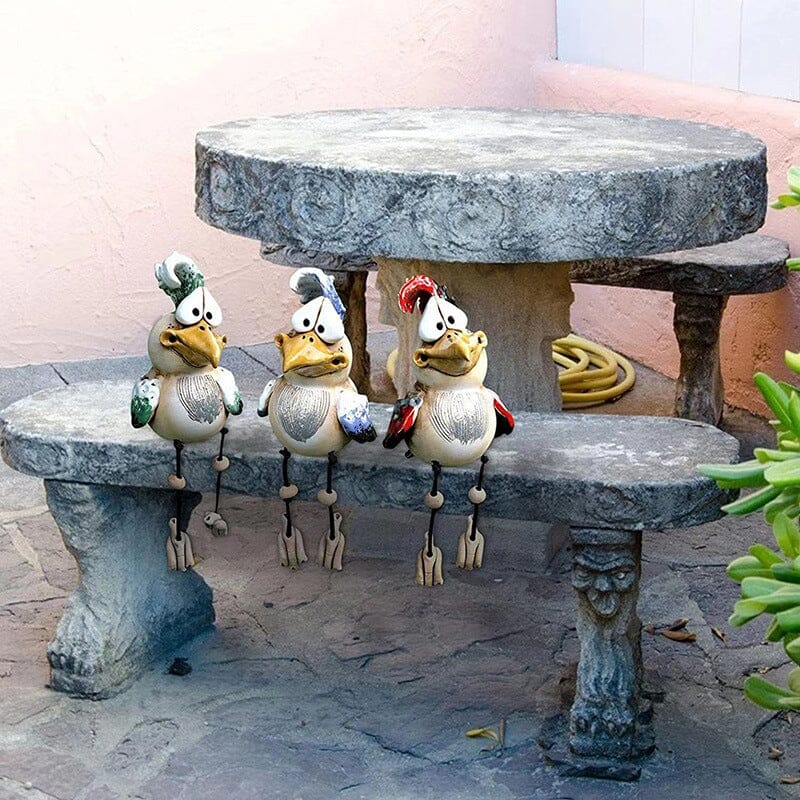 Fargerik hage harpiks kyllingornament, intrikat design, håndlaget, blå, grønn, rød, dekor for utendørs bruk.