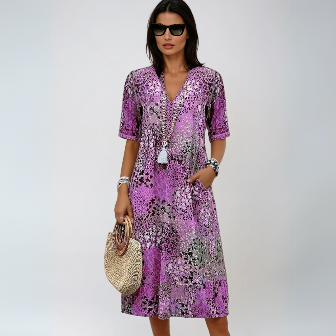 Elegant boho chic sommerkjole for kvinner, midt-lengde med fargerikt mønster, ideell som strandkjole.