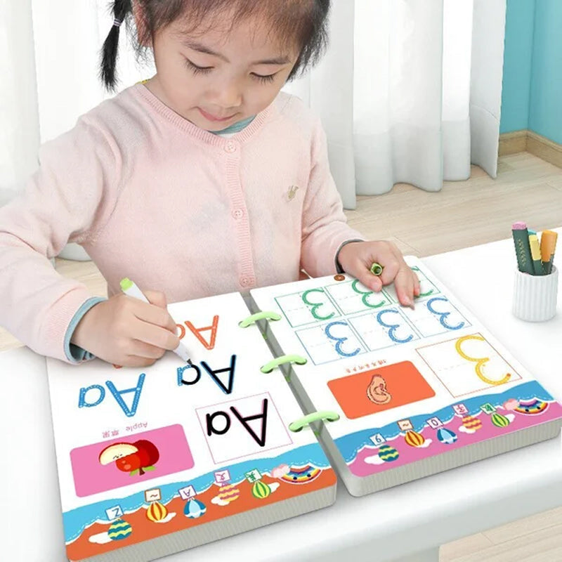 "Fargerik magisk arbeidsbok for barn 2-6 år, med tegne- og skriveoppgaver samt inspirerende aktiviteter."