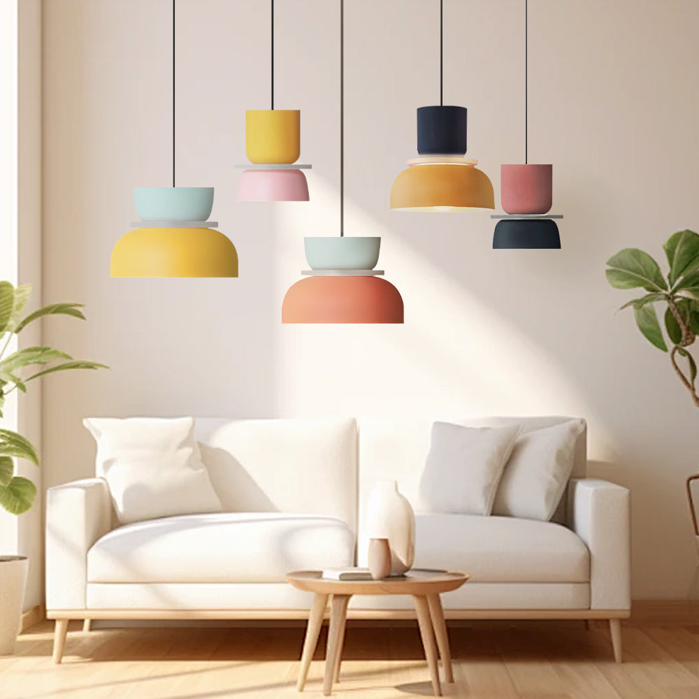 "Fargerik pendellampe med makronfarger og moderne nordisk design, interiørbelysning, perfekt for små til mellomstore rom."