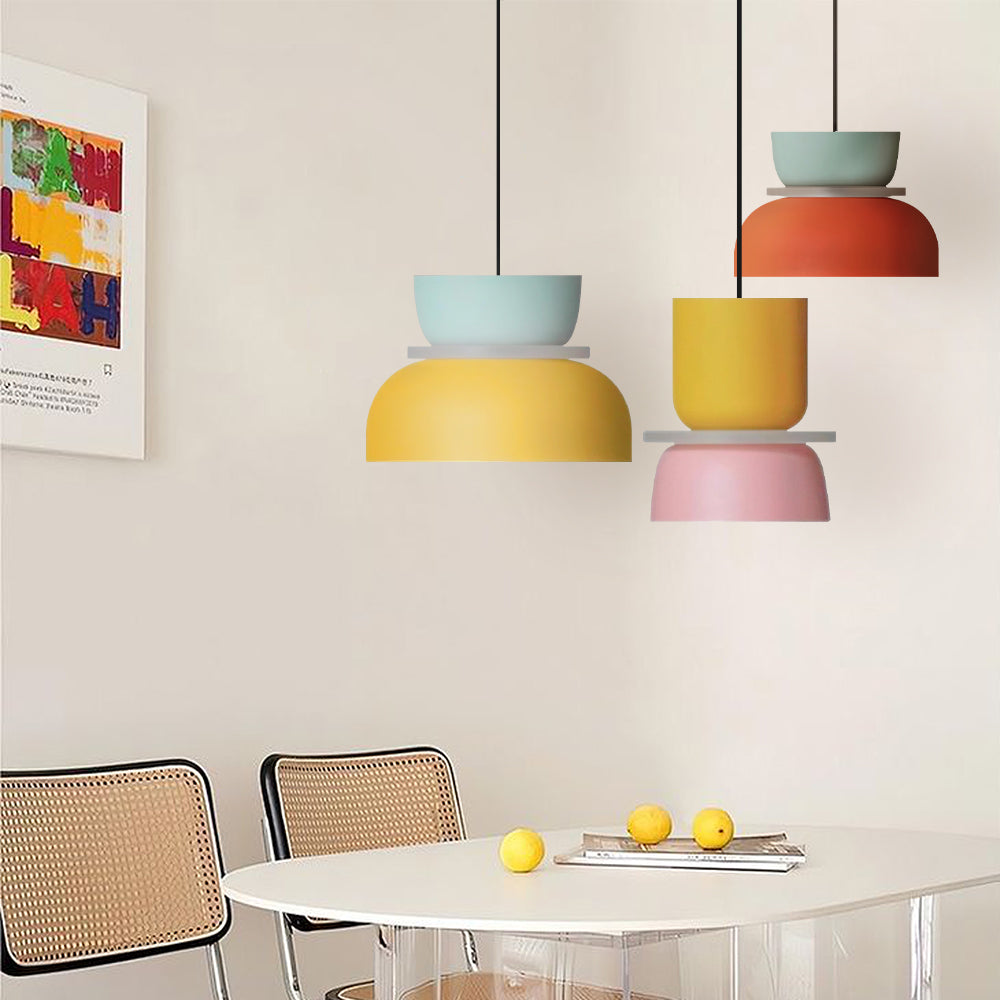 "Fargerik pendellampe med makronfarger og moderne nordisk design, interiørbelysning, perfekt for små til mellomstore rom."