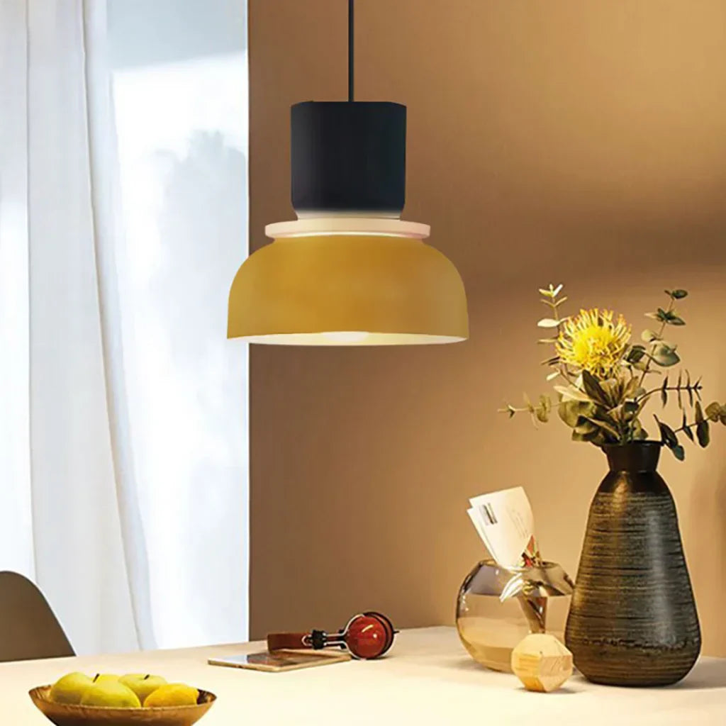 "Fargerik pendellampe med makronfarger og moderne nordisk design, interiørbelysning, perfekt for små til mellomstore rom."