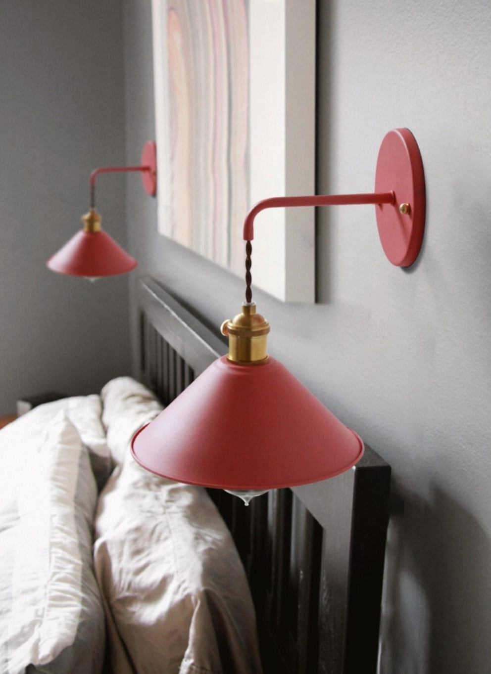 Kompakt fargerik retro vegglampe, gir flott belysning og fornyer stilen i alle rom.