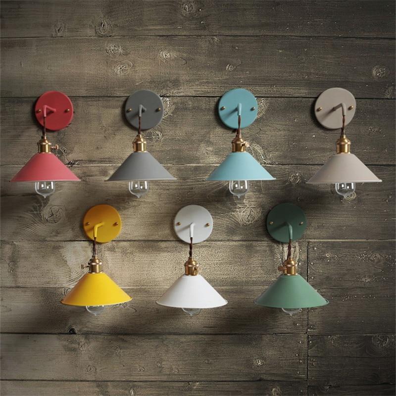 Vegglampe med fargerikt retro-design, gir stemningsfullt lys til stue eller gang.