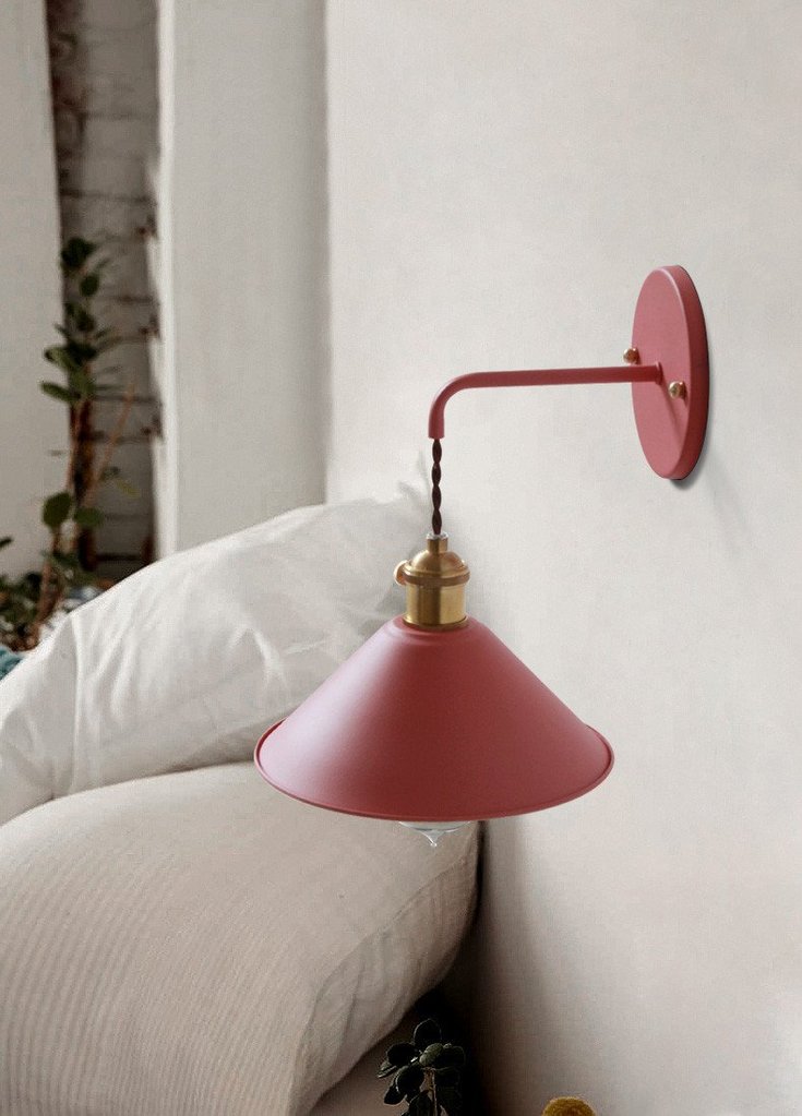 Lyssterk fargerik retro vegglampe, perfekt for soverommet, skaper et lekent uttrykk.