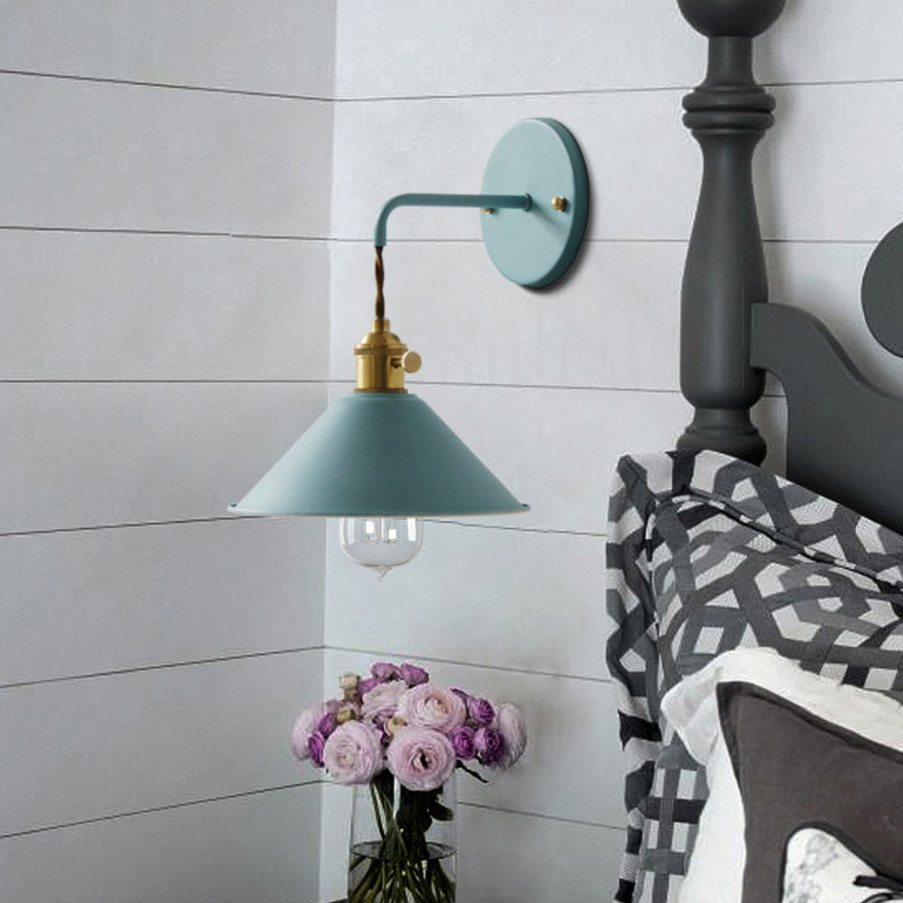 Dekorativ fargerik retro lampe, montert på vegg, et blikkfang for ditt soverom.