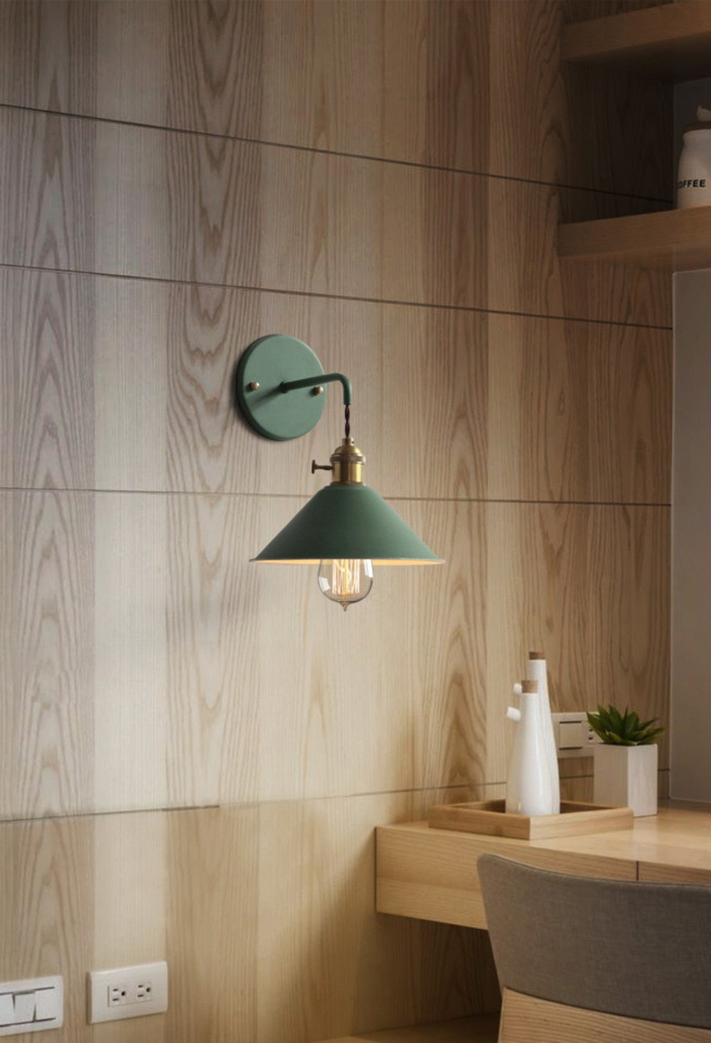 Unik fargerik retro vegglampe, optimal for stemningsfull belysning i stue og soverom.