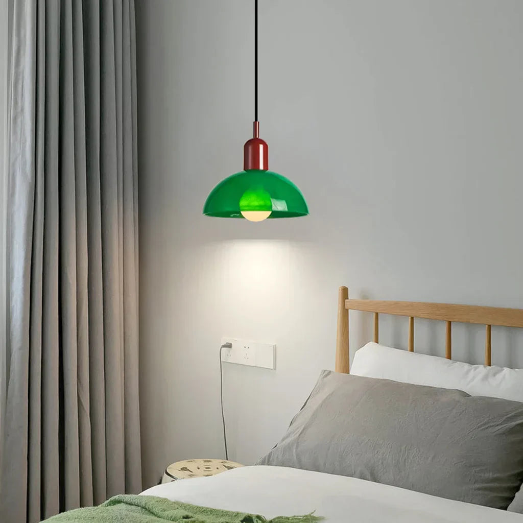Fargerik skål pendellampe med LED-lys og elegant design i livlige farger, ideell for moderne og klassiske interiører.