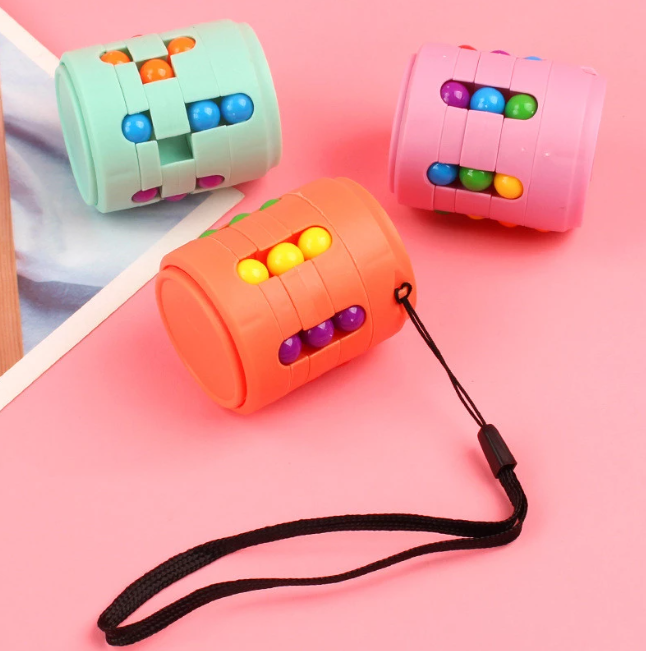 Nærbilde av fargerik bønneboks, fidget-leketøy som lindrer stress og stimulerer konsentrasjon