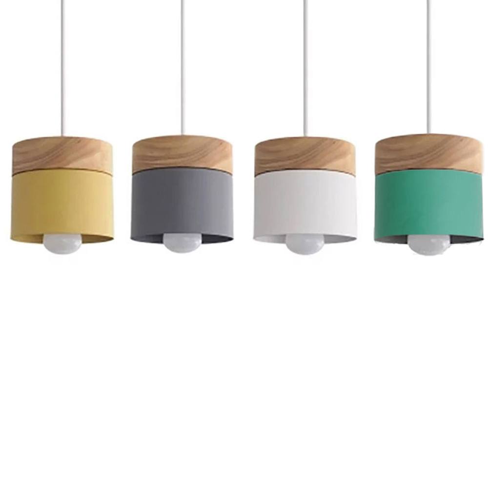 "Fargerik tre og metall pendellampe med moderne design, justerbare ledninger og tilgjengelig i flere farger"