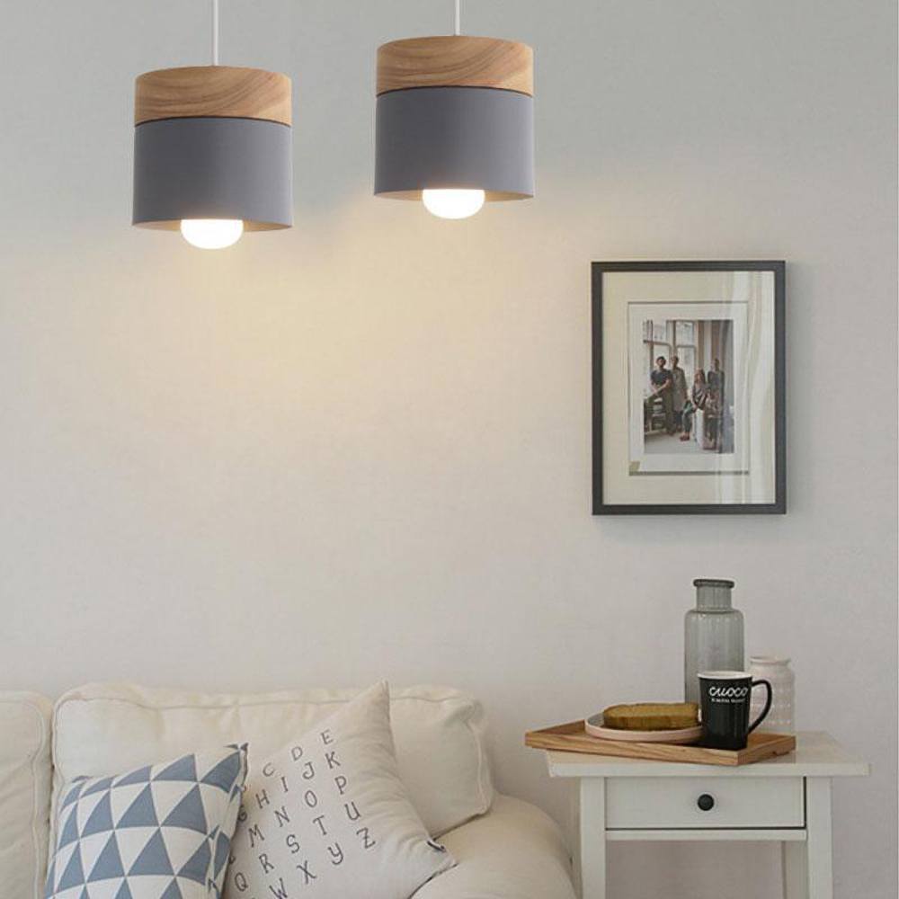 "Fargerik tre og metall pendellampe med moderne design, justerbare ledninger og tilgjengelig i flere farger"