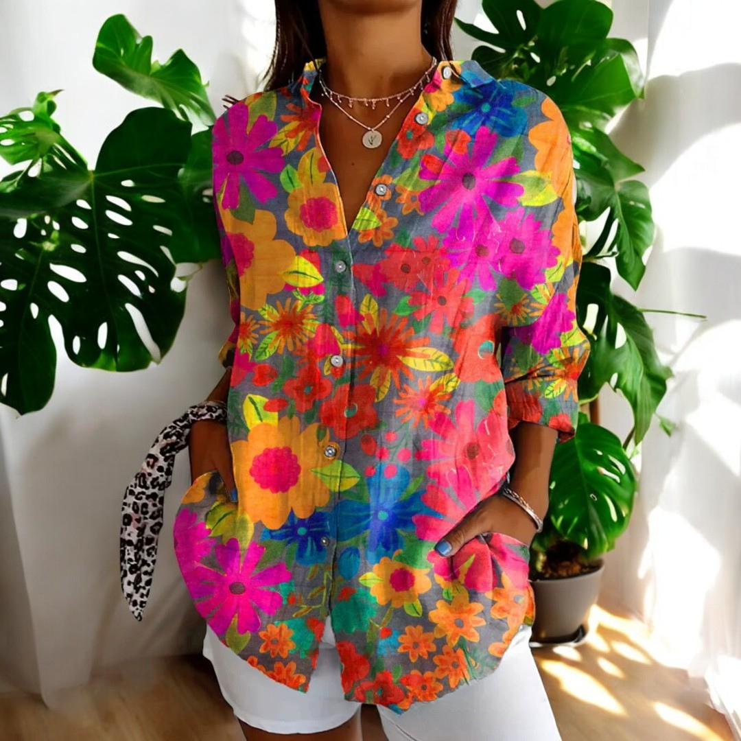 Stilfull damebluse i vintage design, fargerikt og mønstret, perfekt for både formelle og uformelle anledninger.