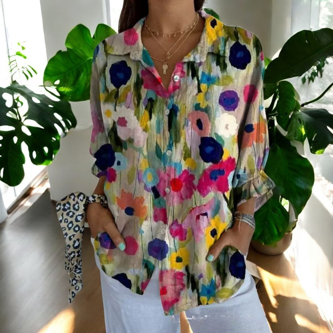 Fargerik og mønstret damebluse i vintage design, perfekt for et stilig hverdagsantrekk.