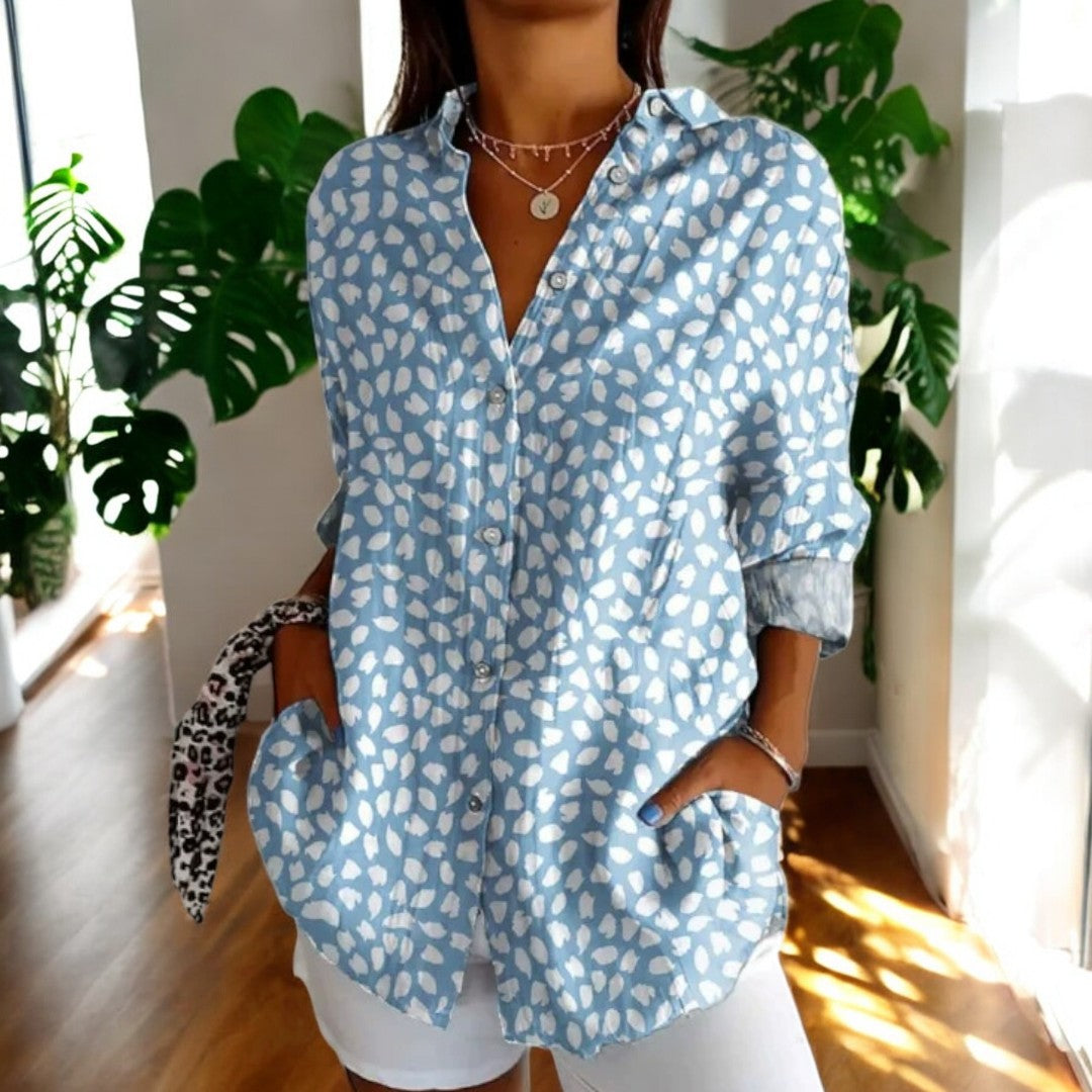 Elegant og fargerik vintage damebluse, med et iøynefallende mønster som skiller seg ut.