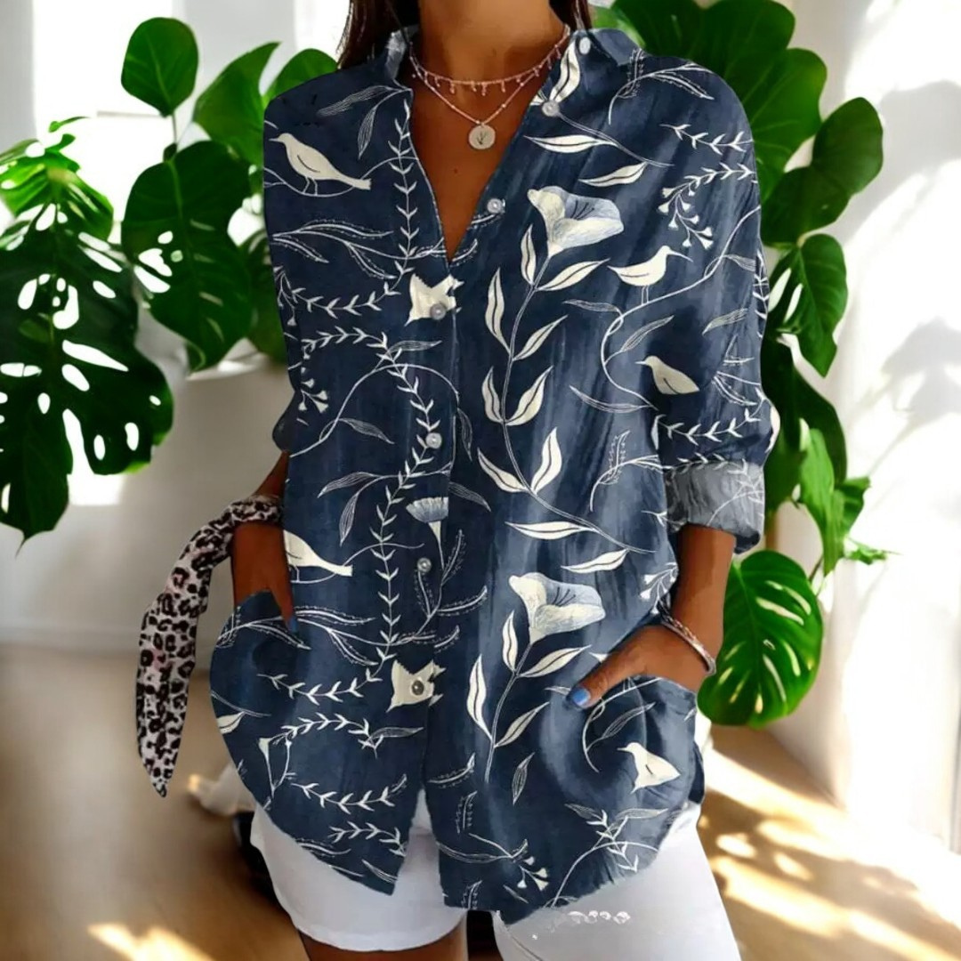 Fargerik vintage damebluse med unikt mønster, en elegant og tidløs skjorte for alle årstider.