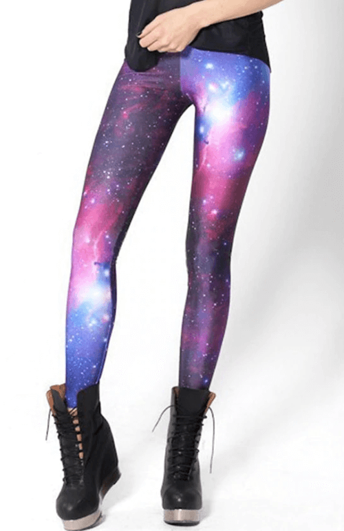 Detalj av høy midje på Dame 3D Galaxy leggings. Gir støtte og komfort for trening og fritidsbruk.