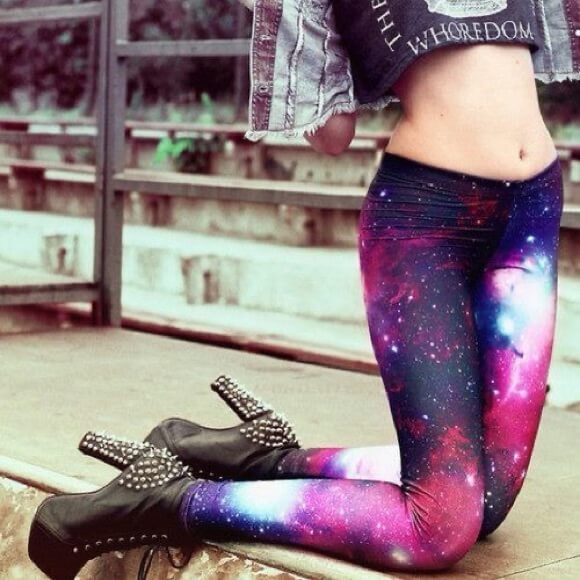 Stilige dame leggings med 3D galaksemønster og høy midje. Perfekt for komfortabel trening og fritid.