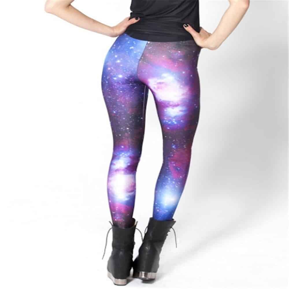 3D galakse leggings for damer, stylet med topp. Komfortable dameklær for aktivitet og avslappet fritid.