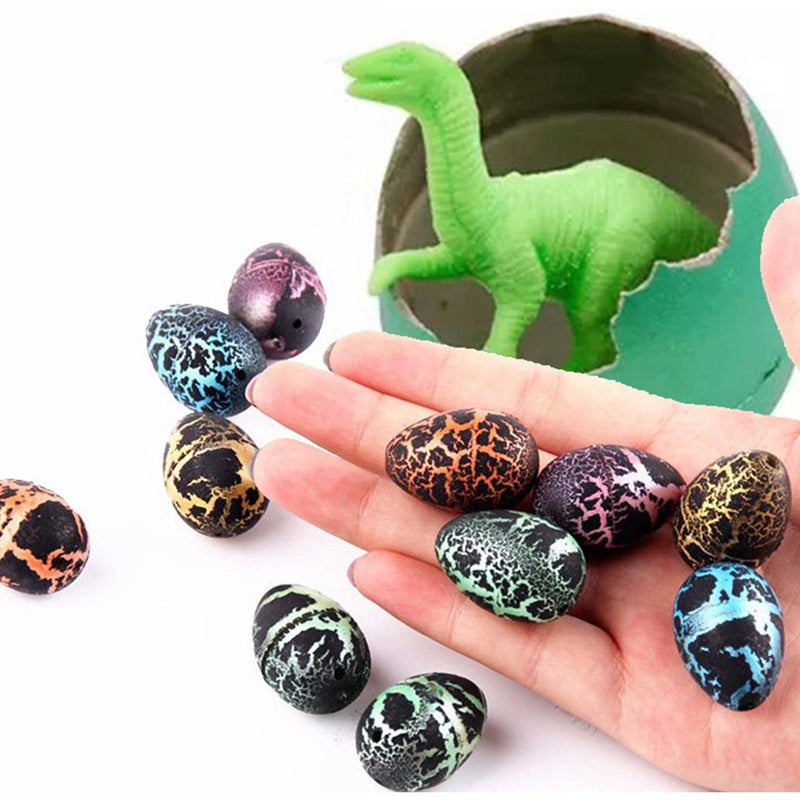 "Fargerikt dinosaur klekkegg i vann, påskeoverraskelse for barn; liten dinosaur klekkes ut og vokser."