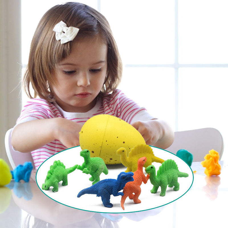 "Fargerikt dinosaur klekkegg i vann, påskeoverraskelse for barn; liten dinosaur klekkes ut og vokser."