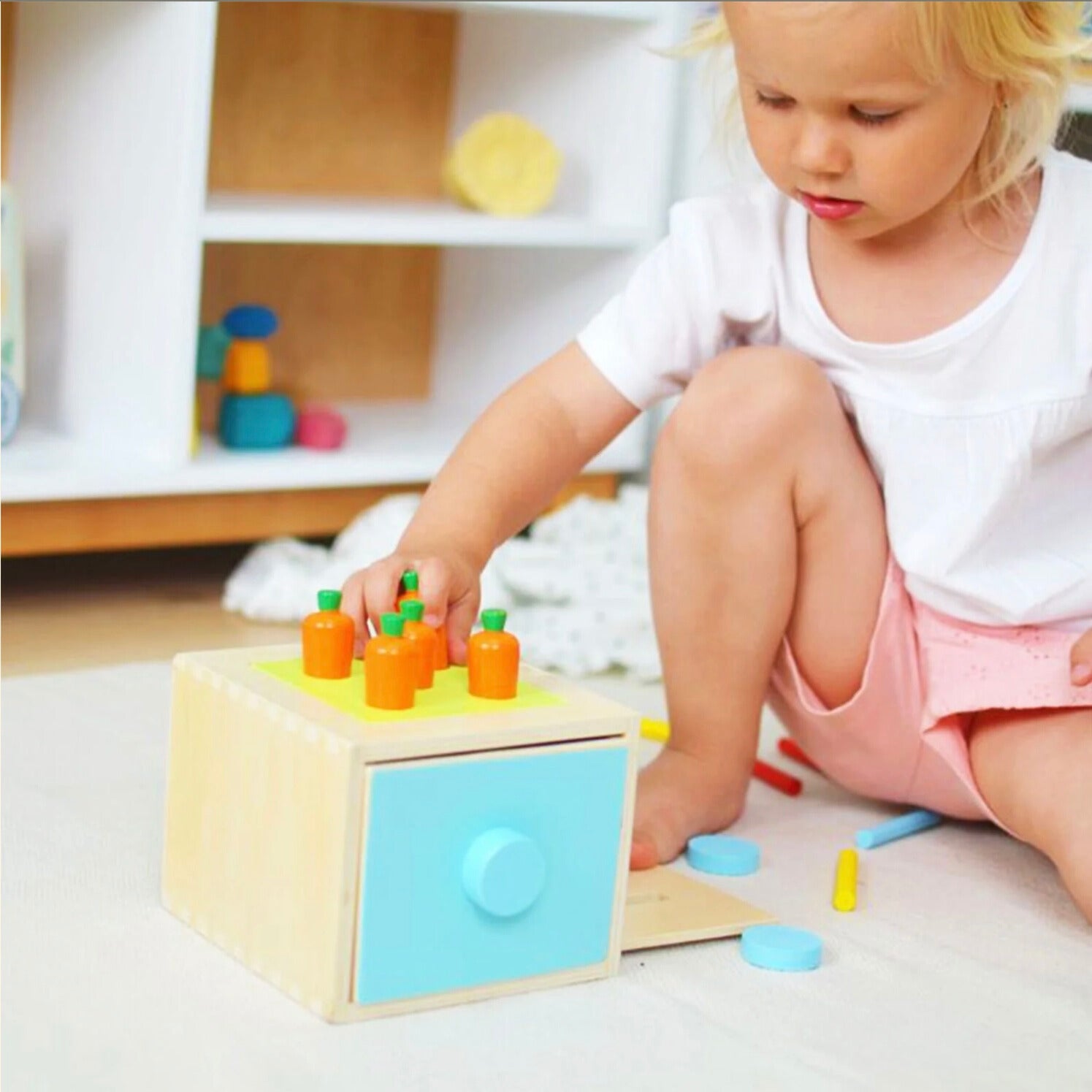 "Fargerikt Montessori lekesett for småbarn, 13–18 måneder. Oppmuntrer finmotorikk og selvstendig lek i læringsøyeblikk."