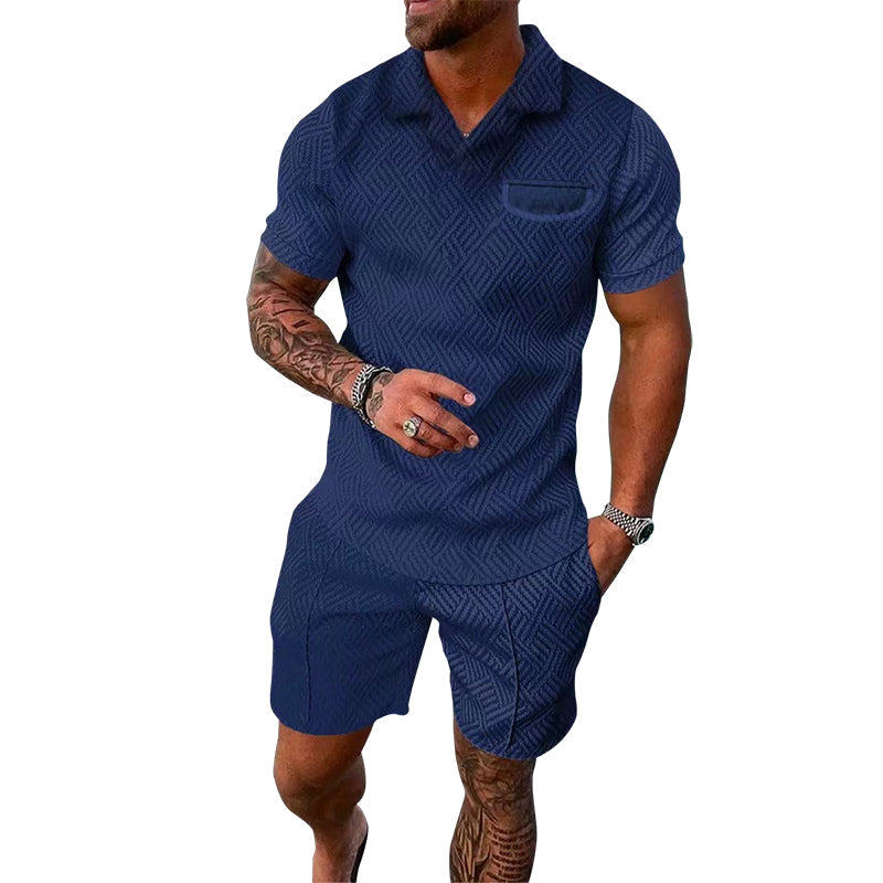 "Fargerikt polo-sett for menn med trykt t-skjorte og matchende shorts, ideelt for sommerlige anledninger"