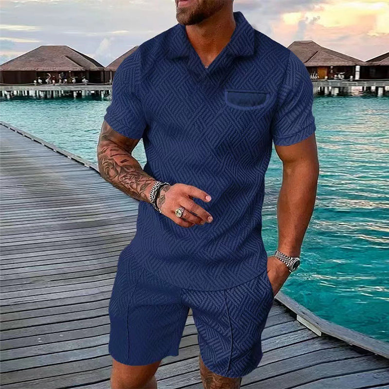 "Fargerikt polo-sett for menn med trykt t-skjorte og matchende shorts, ideelt for sommerlige anledninger"